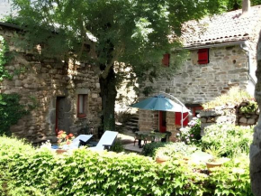 Maison cosy avec vue sur la montagne à Dompnac, cheminée